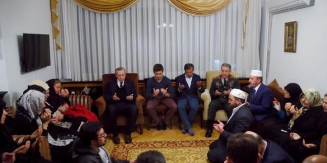 Cumhurbaşkanı Erdoğan ve Akar'dan şehit evine ziyaret