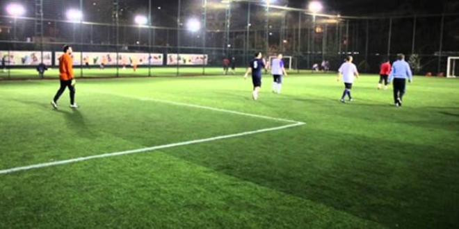 Halı sahada kalp krizi geçiren öğretmen hayatını kaybetti