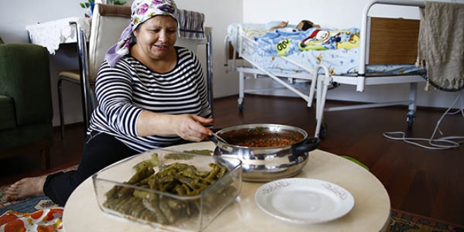 Engelli oğluna bakabilmek için sarma yapıyor