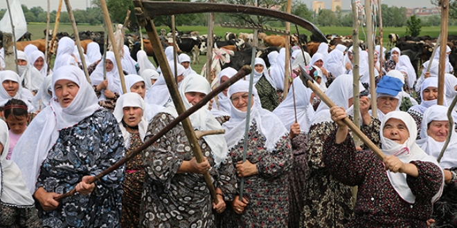 Köylü kadınlar karayolunu trafiğe kapattı