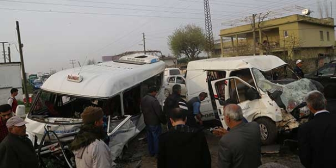 Osmaniye'de otomobille minibüs çarpıştı: 1 ölü, 8 yaralı