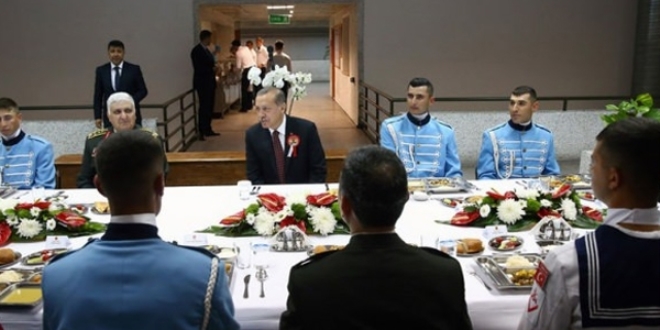 Erdoğan, torunun mezuniyet törenine katıldı