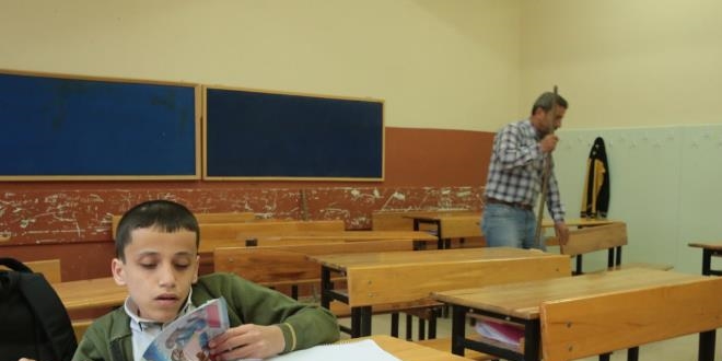 Engelli oğlunun okulunda hademelik yapan babanın TEOG sevinci