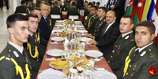 Bakan Işık, Kara Harp Okulu öğrencilerle bir araya geldi