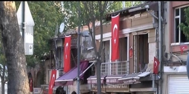 Şırnak'ta şehitler için iş yerlerine bayrak astılar