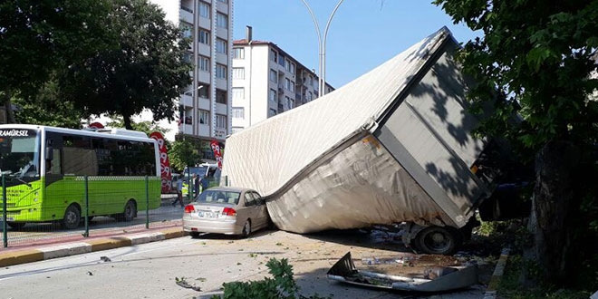 Kocaeli'de zincirleme trafik kazası: 9 yaralı