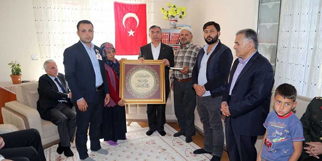 Bakan Y�lmaz �ehit ailelerini ziyaret etti