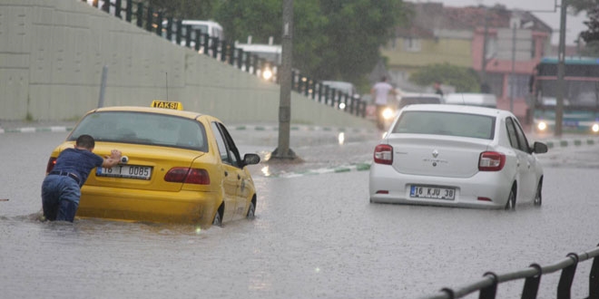 Bursa'da sağanak yağış yaşamı olumsuz etkiledi