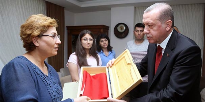 Cumhurbaşkanı Erdoğan şehit evinde iftar yaptı