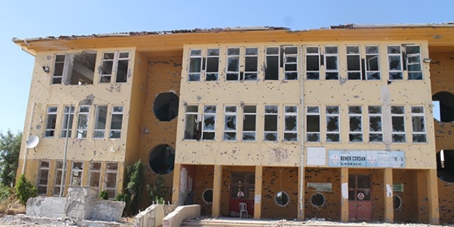 Teröristlerin yaktığı iki okuldan TEOG birincileri çıktı
