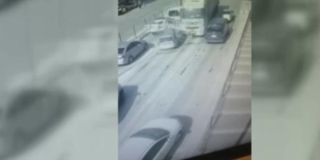 Kocaeli'de TIR 6 otomobili biçti!
