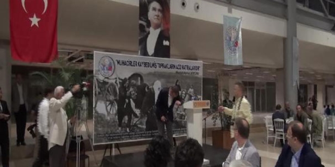 Bakan Müezzinoğlu'nun gözleri önünde kürsüye yığıldı