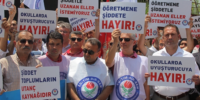 ��retmenler, m�d�r yard�mc�s�n�n b��aklanmas�n� protesto etti