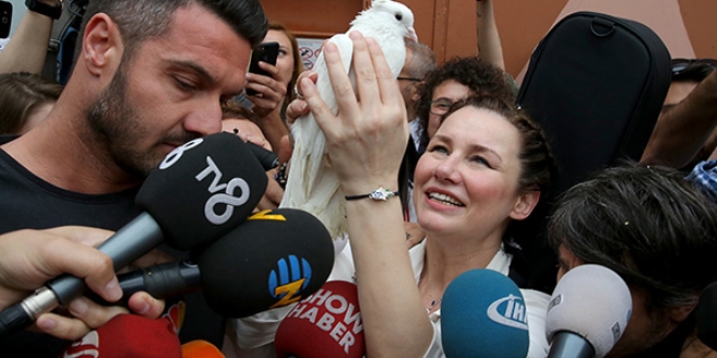 Deniz Seki cezaevinden ��kt�