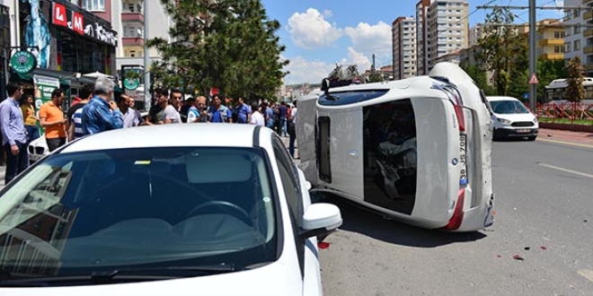 Otob�s caddeyi sava� alan�na �evirdi: 1'i a��r 4 yaral�