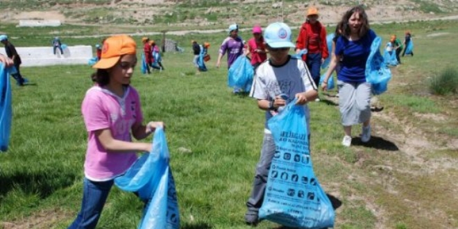 Bitlis'te 400 renci kent merkezinde evre temizlii yapt