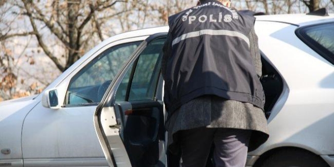 Cinayet silahını polise satmak isterken yakalandı