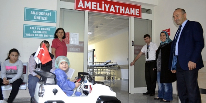 Çocuklar ameliyata akülü arabayla gidiyor