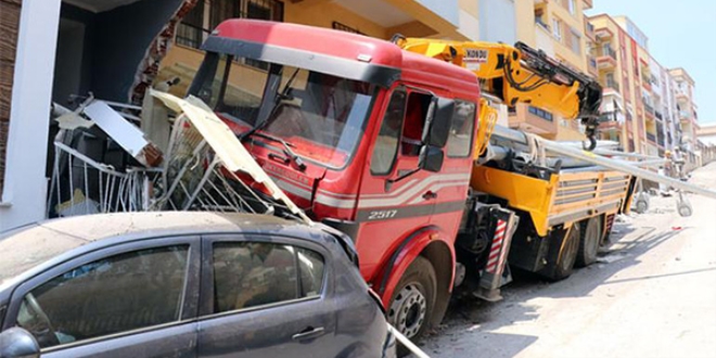 El freni çekilmeyen vinç sokağı savaş alanına çevirdi