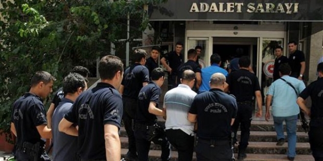 İzmir'de 18 avukat FETÖ'den gözaltına alındı