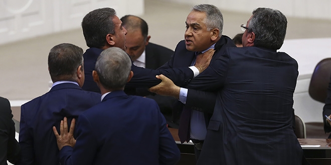 Ak Partili Vekile küfür sonrasında gerginlik