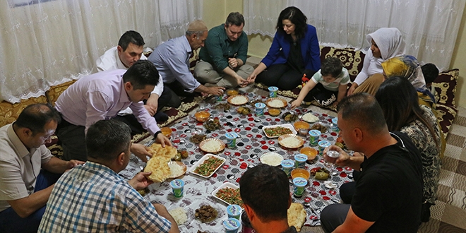 Belediye Bakan Vekili, inaat iisinin evinde iftar yapt