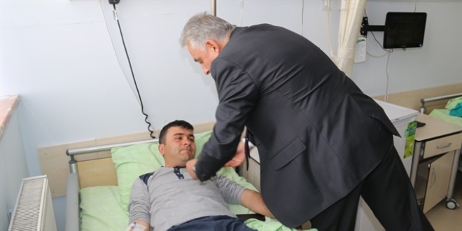 Hakkari Valisi Toprak'tan yaralı askerlere ziyaret