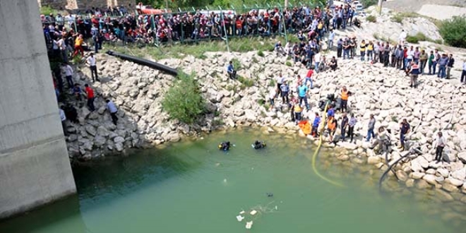 Dereye giren 3 �ocuktan biri bo�uldu