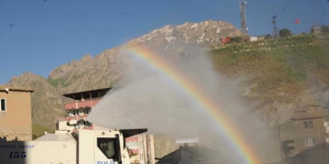 TOMA'lar bu kez Hakkari caddelerini yıkadı