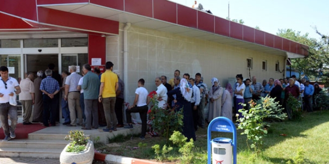 Ucuz et almak isteyenler saatlerce bekliyor