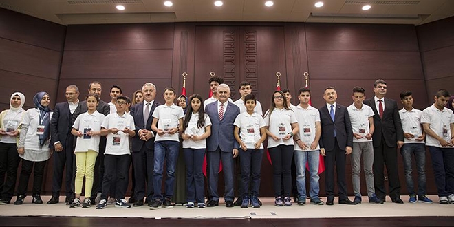 Başbakan Yıldırım öğrencilere ödüllerini verdi