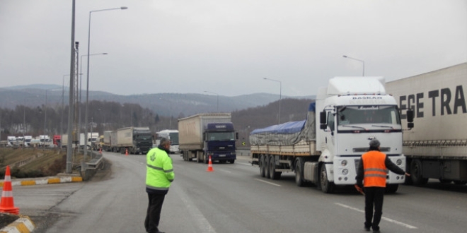 TEM otoyolunun Bolu Dağı geçişi trafiğe kapatıldı