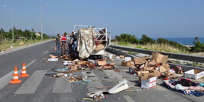 Manavgat'ta otomobil ile kamyonet çarpıştı: 7 yaralı