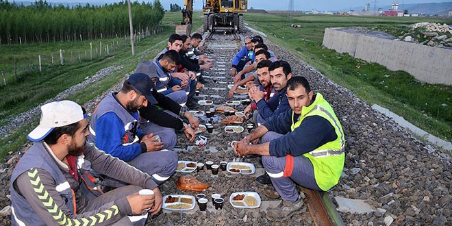 Raylar üzerinde iftar yapıyorlar