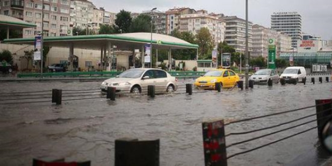 İstanbul'da sağanak hayatı olumsuz etkiledi