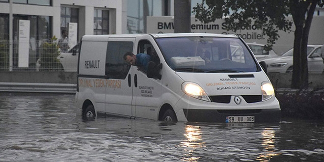 Tekirdağ'da sokaklar göle döndü