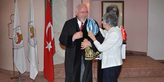 Ünlü uzay bilimci cübbesini Erel'e armağan etti