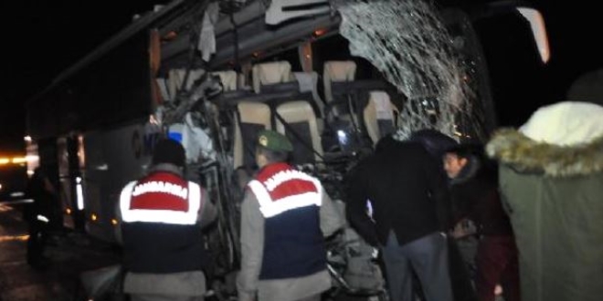 Yolcu otobüsü kamyonla çarpıştı: 1 ölü, 20 yaralı