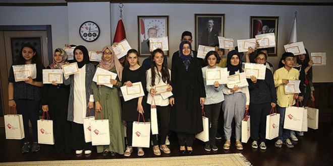 Bakan Kaya, çocukların 'karne' sevincini paylaştı