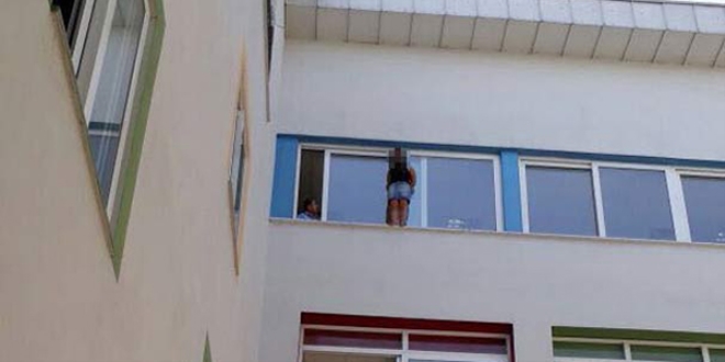 Karnesinde zayıf olan kız öğrenci okulda intihara kalkıştı