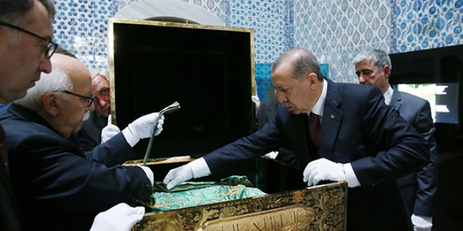 Cumhurbakan Erdoan, Hrka-i Saadet'i ziyaret etti