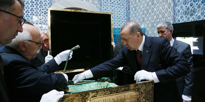 Cumhurbaşkanı Erdoğan, Hırka-i Saadet'i ziyaret etti