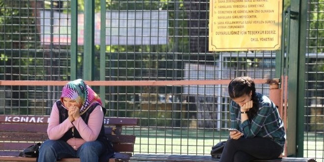 LYS heyecanında aileler okul bahçelerinde