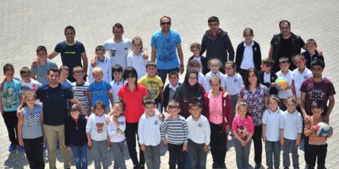 Okullar�n� imece usul� onar�yorlar