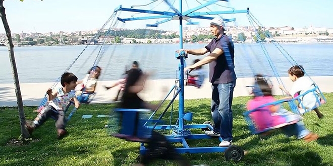 Çocukların 'mobil lunapark' keyfi