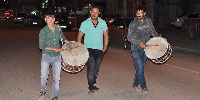 'Liseli davulcu'nun sahur mesaisi