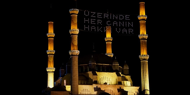 Selimiye'ye 'Üzerinde her canın hakkı var' mahyası asıldı