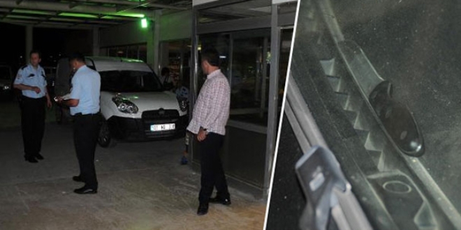 E�ine k�zd�, b��a�� kendi karn�na saplad�!