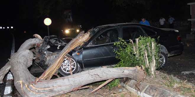 Otomobil a�aca �arpt�: 1 �l�, 2 yaral�