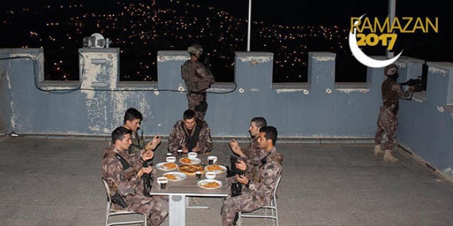 Vatan nöbetinde eller tetikte oruç açıyorlar